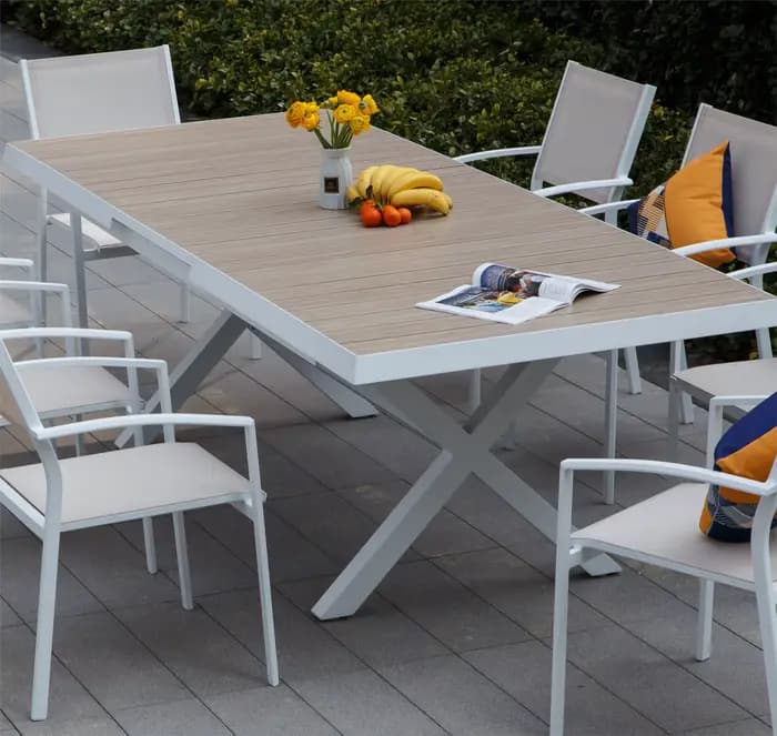 Tables et chaises pliantes d'extérieur pour un jardin polyvalent.