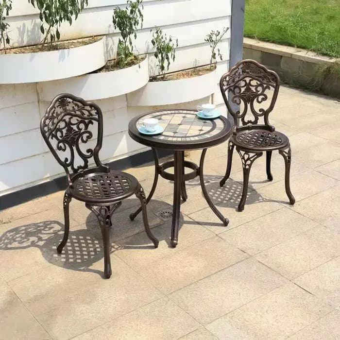 Tables et chaises en aluminium moulé pour l'extérieur