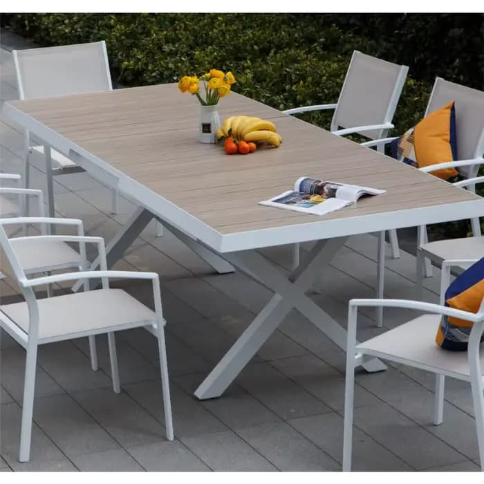 Tables et chaises pliantes d'extérieur pour un jardin polyvalent.