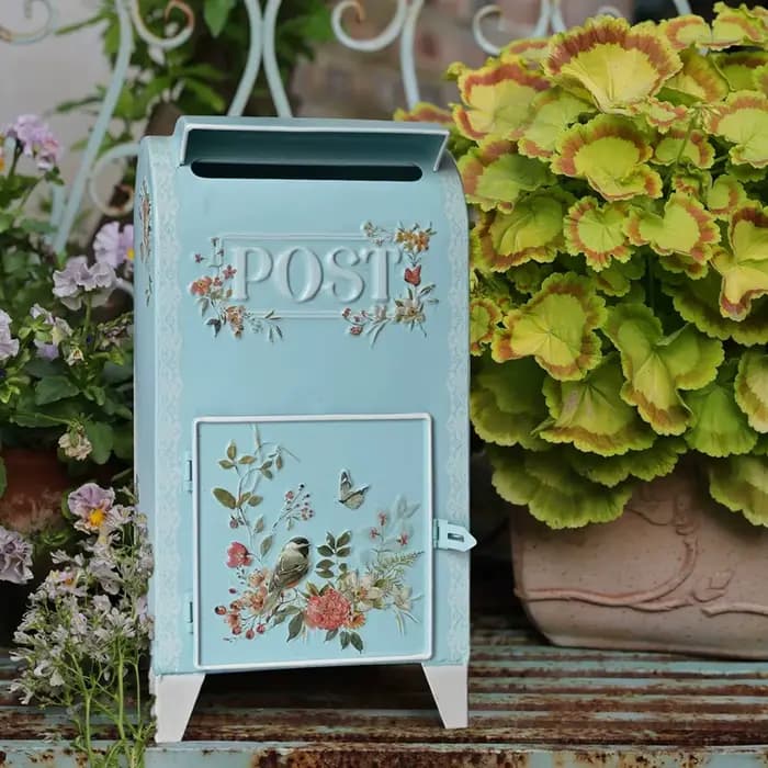 Boîte aux lettres sur pied en fer