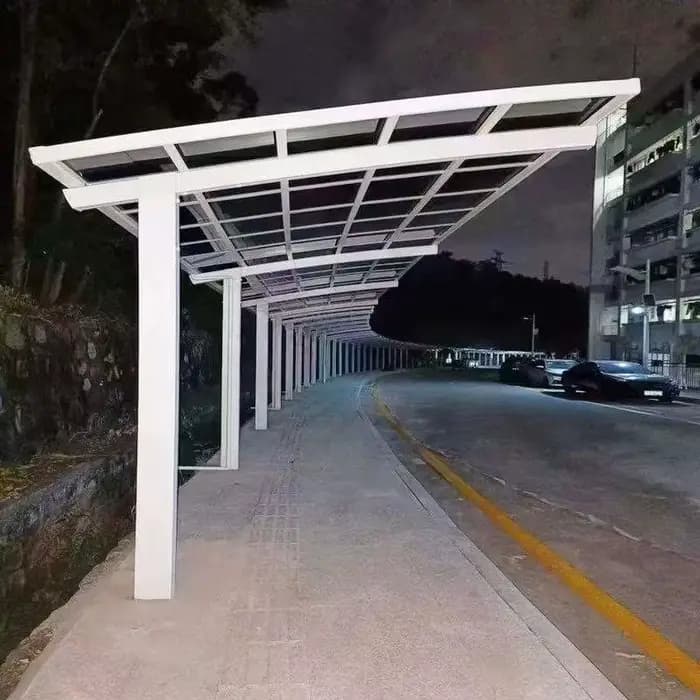 Abri de voiture en aluminium sur mesure avec toit en polycarbonate
