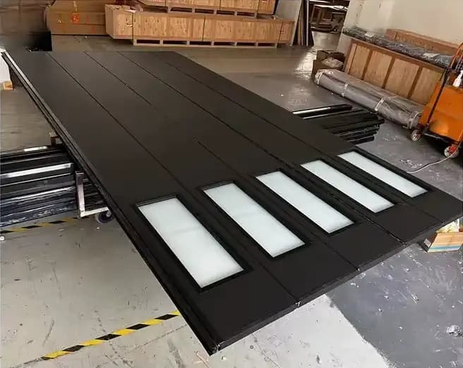 Grande porte de garage électrique moderne en aluminium