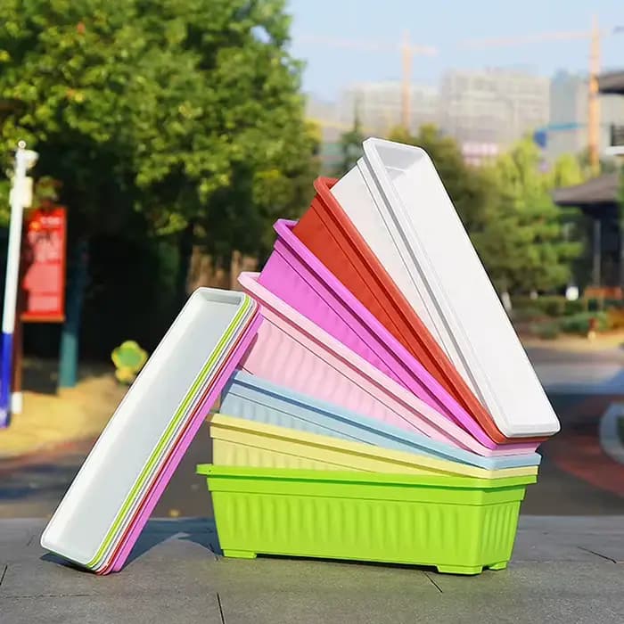 Nouvel ensemble de jardinières modulaires rectangulaires emboîtables avec drainage pour la culture de la laitue et des fraises dans un espace limité
