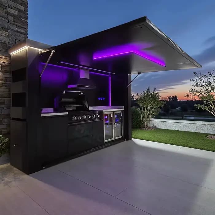 Cuisine de jardin avec armoires modulaires et îlot de gril