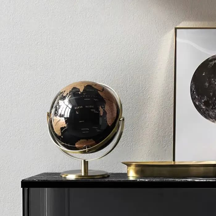 Globe terrestre à base métallique