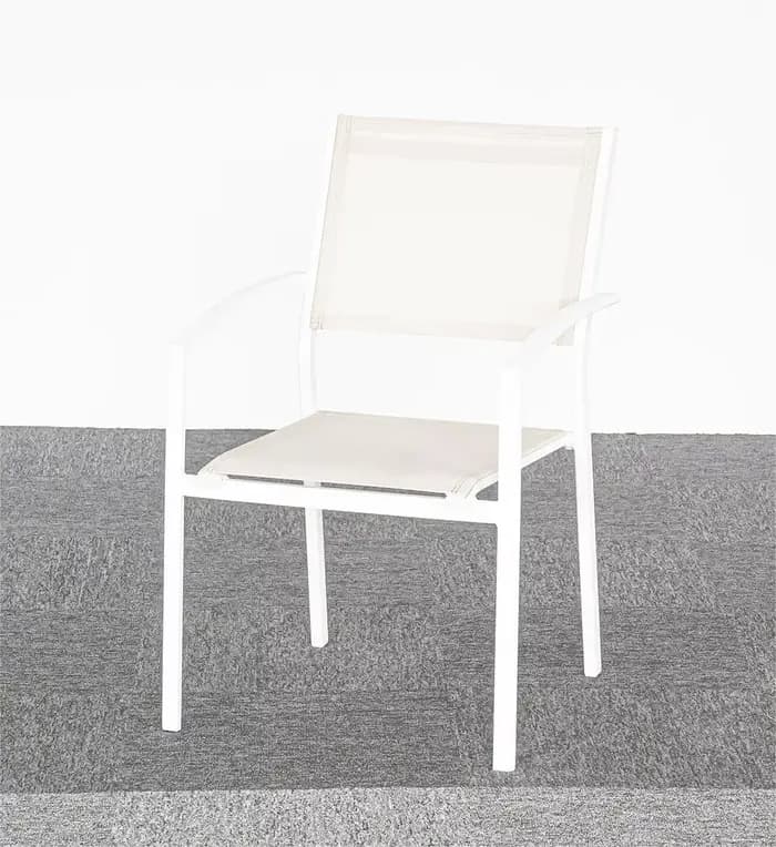 Tables et chaises pliantes d'extérieur pour un jardin polyvalent.