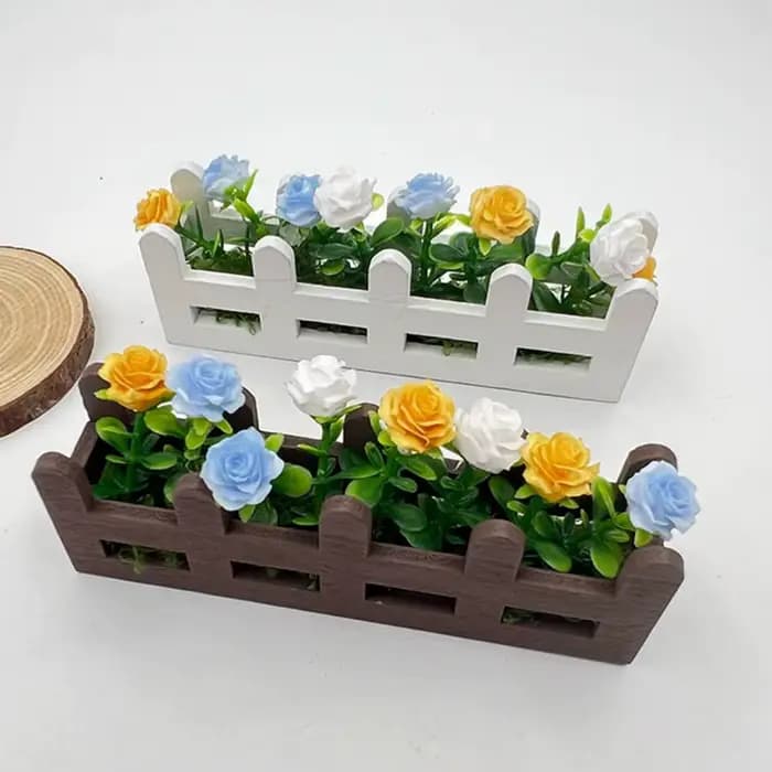 Jardinière miniature en forme de clôture fleurie