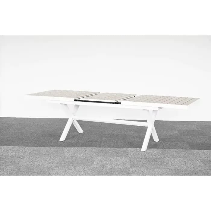 Tables et chaises pliantes d'extérieur pour un jardin polyvalent.