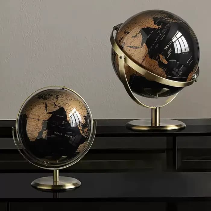 Globe terrestre à base métallique
