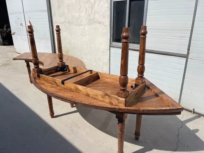 Table d'extérieur en bois incurvée de jardin rustique moderne avec sièges pour meubles d'hôtel pour pique-niques en plein air et mariages sur événements