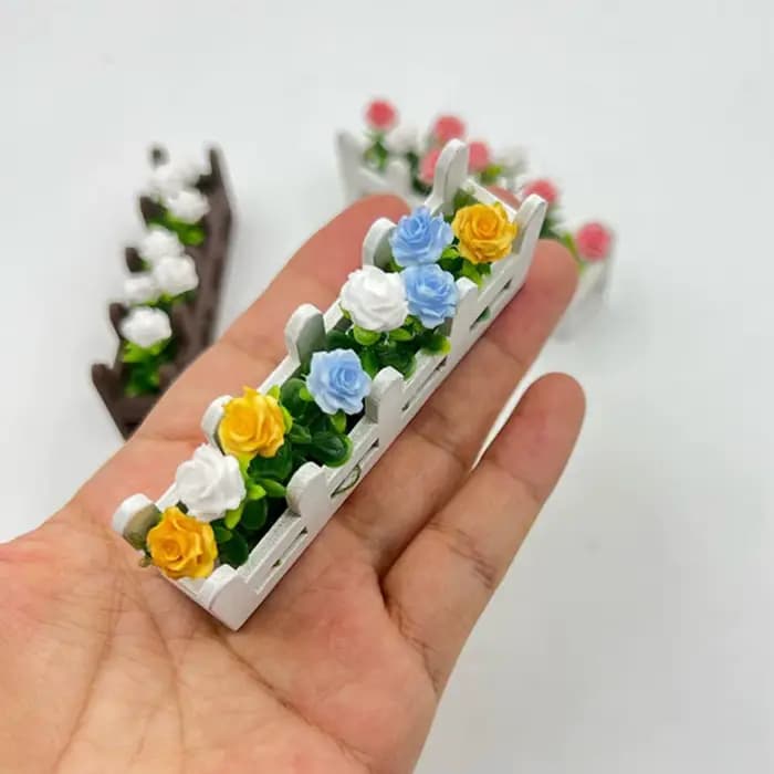 Jardinière miniature en forme de clôture fleurie