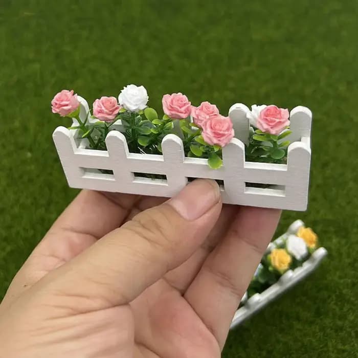 Jardinière miniature en forme de clôture fleurie