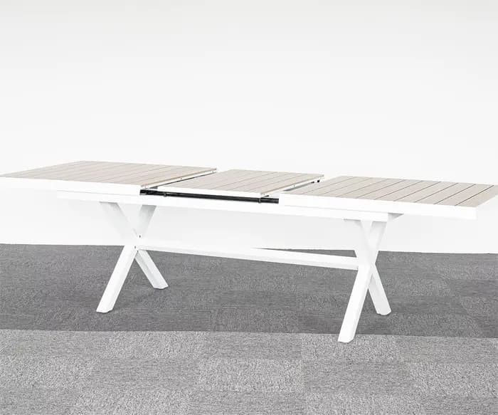 Tables et chaises pliantes d'extérieur pour un jardin polyvalent.