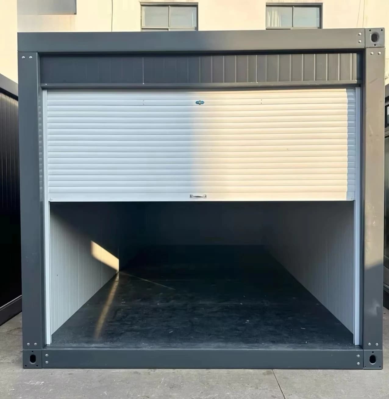 Garage conteneur FL pratique et préfabriqué pour le stockage quotidien des voitures familiales, espa