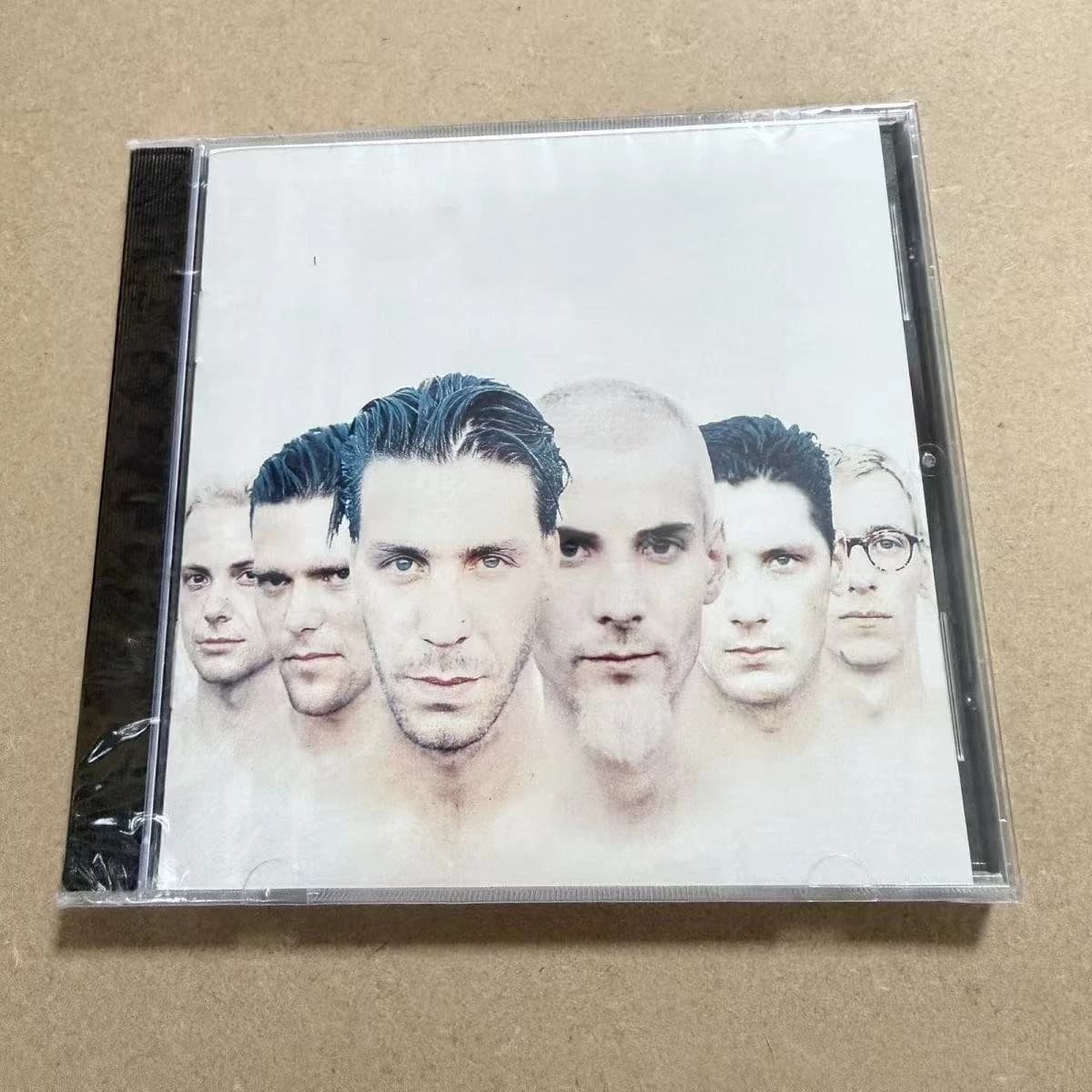 Disque CD audio industriel allemand en métal, portrait d'une formation musicale à six membres aux to
