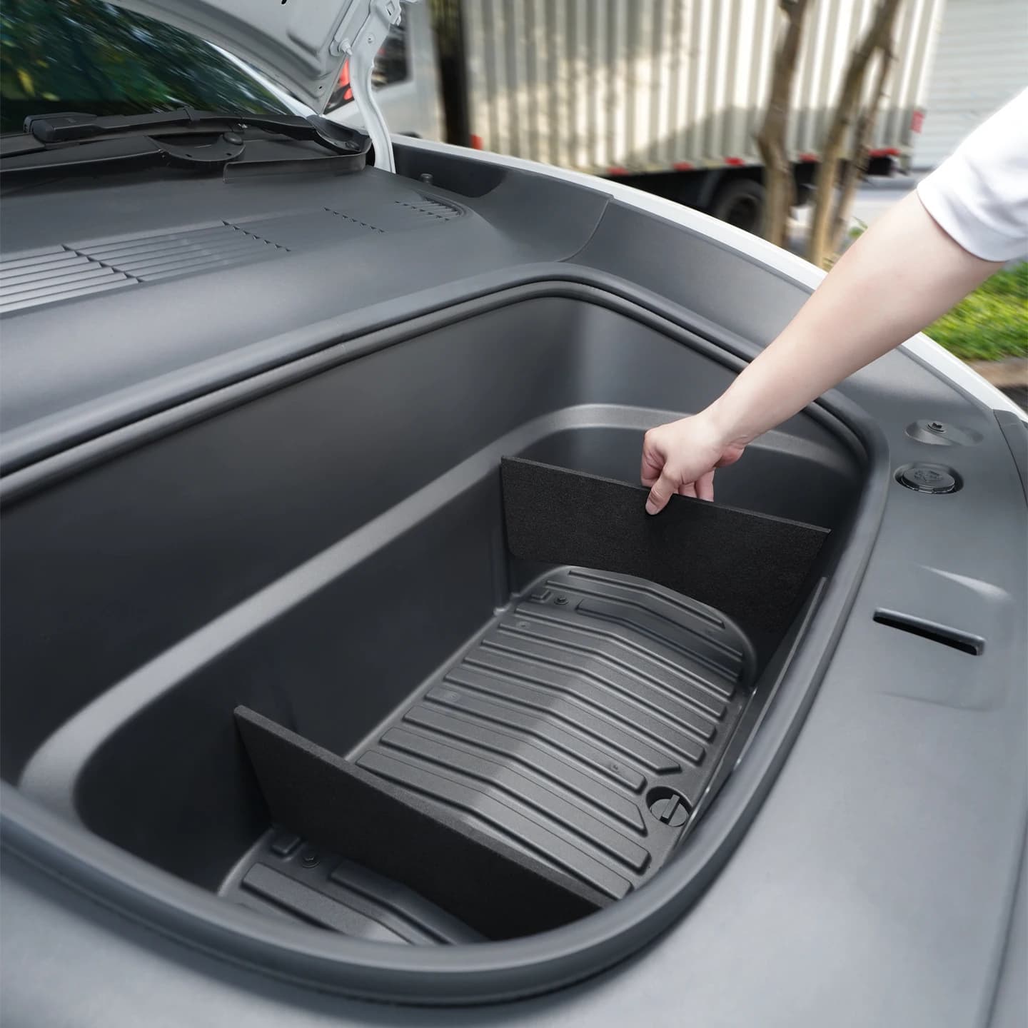 Pour Tesla Model Y Juniper/Model YL 6 places, le coffre avant est doté d'un couvercle de rangement à plusieurs niveaux et d'un séparateur de compartiment de rangement.