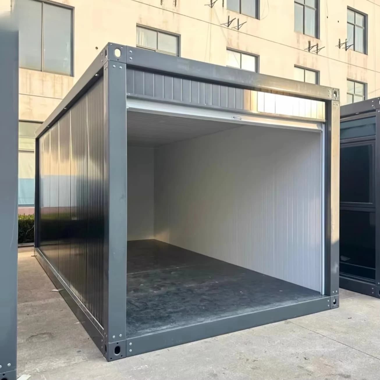 Garage conteneur FL pratique et préfabriqué pour le stockage quotidien des voitures familiales, espace de stationnement dans la cour.
